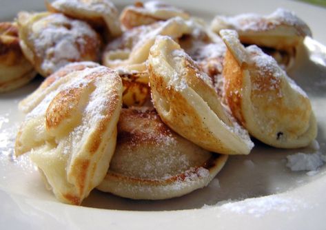 Poffertjes recept met zelfrijzend bakmeel - I Love Food & Wine Dutch Pancakes Recipe, Poffertjes Recipe, Mini Dutch Pancakes, Dutch Pancakes, Mini Pastries, Baked Pancakes, Foreign Food, Street Fair, Dutch Recipes