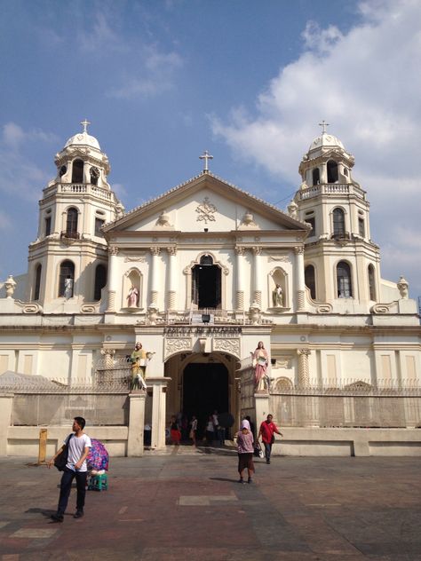 Quiapo Church Photography, Catholic Flag, Quiapo Church, Philippine Churches, H R, Church Images, Bahai Faith, Learn Makeup, Church Pictures