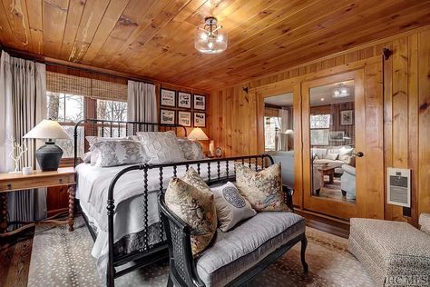 Pine Bedroom Ideas, Interior Log Cabin, Mountain Home Bedroom, Pine Living Room, Living Room Furniture Uk, Pine Dining Room, Cabin Homes Interior, Knotty Pine Walls, Pine Bedroom