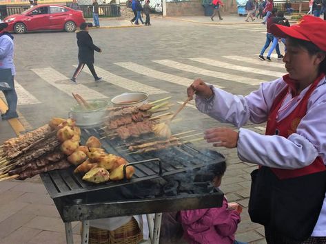 Latin American Streetfood and snacks - Anticuchos! Latin American Culture, Bulgar Wheat, Best Time To Eat, Peruvian Cuisine, Study Spanish, Avocado Sandwich, Chimichurri Sauce, Types Of Bread, Minced Onion