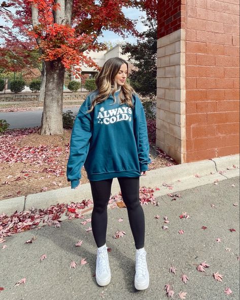 Always cold graphic crewneck sweater, oversized Oversized Sweatshirt Outfit, Sweater With Leggings, Winter Crewneck, Crewneck Outfit, Cold Sweatshirt, Always Cold, Outfits With Converse, Sweatshirt Outfit, Cute Simple Outfits