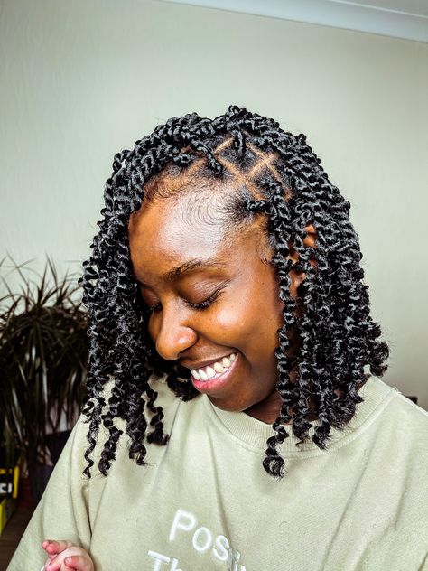 Mini passion twists Short Passion Twists Hairstyle Bob, Bob Length Passion Twists, Bob Passion Twists, Passion Twist Bob, Bob Twists, Mini Passion Twists, College Hair, Mini Bob, Princess Artwork