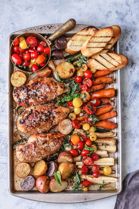 Plat Vegan, Sheet Pan Suppers, Sheet Pan Dinners Recipes, Chicken And Veggies, Bruschetta Chicken, Grilled Bread, Läcker Mat, Party Platters, Sheet Pan Dinners