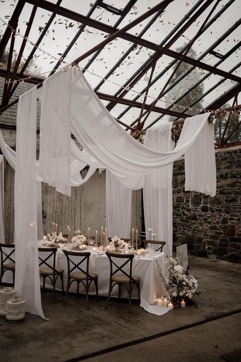 Ivory Polyester Tablecloth Wedding, Drape Wedding Reception, Glass Roof Wedding, Fabric Drapes Wedding, Linen Drapes Wedding, Roof Draping Ideas, Roof Wedding Decoration, Glass Room Wedding, Linen Draping Wedding