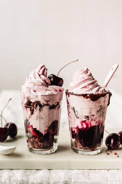 Cherry Cake Recipe, Soft Chocolate Cookie, Chocolate Cherry Cake, German Desserts, Cake In A Jar, Nice Food, Crumble Recipe, Cherry Cake, Digestive Biscuits