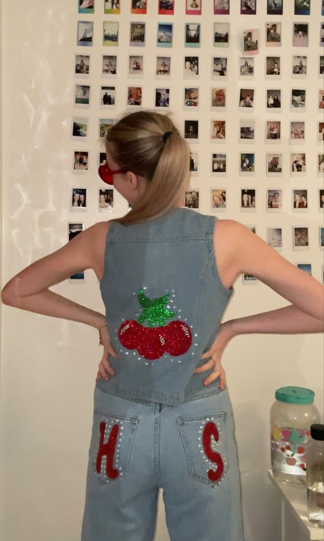 Harry Styles Strawberry, Harry Styles Initials Pants, Harry Styles Jeans Outfit, Harry Styles Pants Diy, Diy Harry Styles Outfits, Harry Styles Jacket Diy, Harry Styles Denim Outfit, Harry Styles Denim Jumpsuit, Harry Styles Love On Your Outfit Ideas