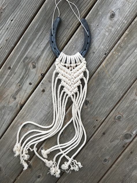 Macrame Horseshoe Pattern, Macrame Horseshoe, Horseshoe Macrame Wall Hanging Tutorial, Horseshoe Macrame, Macrame On Horseshoe, Horseshoe Macrame Wall Hanging, Horse Shoe Macrame Wall Hanging, Macrame Horse Tack, Horseshoe Crafts Diy