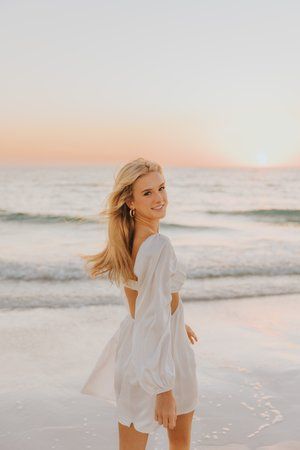 Pic Ideas On Beach, Beach Sunset Portrait Photography, Single Beach Pictures Photo Ideas, 2023 Senior Picture Ideas, Beach Pictures Portrait, Sr Pictures At The Beach, Fall Beach Senior Pictures, Sunset Beach Poses By Yourself, Picture Ideas On Beach