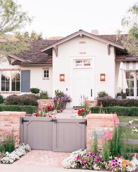 Arcadia Phoenix, Desert Living, Phoenix Homes, Unique Farmhouse, Interior Modern, Unique House Design, Modern Farmhouse Exterior, Contemporary Farmhouse, Farmhouse Exterior