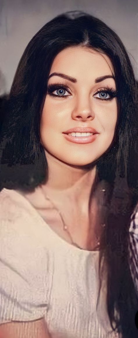 Priscilla Presley Straight Hair, Priscilla Presley Makeup Style, Priscilla Presley 70s Makeup, Presilla Presley Makeup, Precillia Presley Make Up, Percilla Presley Aesthetic, Priscilla Presley Makeup Eye 60s, Pricillia Presley, Pricilla Presley Makeup