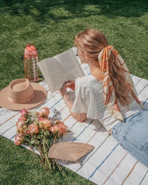 Picnic vibes✌🏻 Piknik Ideas Style, Look Picnic No Parque, Picnic Photo Shoot, Picnic Pictures, Picnic Photography, Picnic Vibes, Debut Photoshoot, Picnic Theme, Spring Picnic