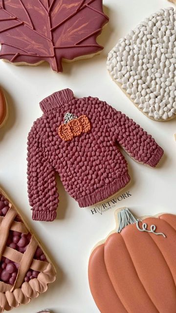 Jessica on Instagram: "🍁It’s officially sweater weather! I even wrote my first turtle neck of the season today🙌🏻 The pumpkin detail was a last minute add on, and I’m so glad I did. I’d totally wear this! 🍂So which did you prefer? Real time cable knit details or sped up? 🍁P.S. the base cookie itself has seen better days. I scraped the icing off once, and the arm has to get glued back on. But it all gets covered in the end! . . . . . . . #fallcookies #sweaterweather #autumncookies #royalicing Fall Sweater Cookies, Fall Sweater Cookies Decorated, Sweater Cookies Decorated, Cookies Autumn, Sweater Cookies, Autumn Cookies, Cookie Techniques, Sweater Tutorial, Royal Iced Cookies