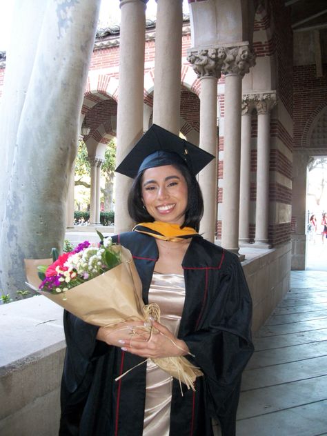 Graduated from USC this year. :) College Graduation Pose Ideas, Elegant Graduation Pictures, Whimsical Graduation Pictures, Usc Graduation Pictures, Uw Graduation, Fall Graduation Pictures, Uni Graduation, Masters Graduation Pictures, Doctorate Graduation