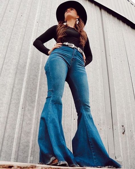 Bell Bottom Jeans Outfit, Bell Bottom Trousers, Bell Jeans, Keep On Truckin, Bottom Jeans, Jeans Outfit, Girly Stuff, Bell Bottom, Country Chic