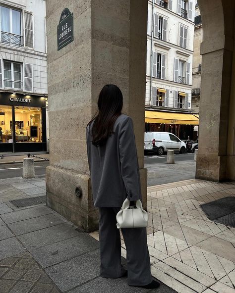 | styling my @polene_paris numéro neuf ✨two years with this bag and still obsessed…can you tell?? 🤍 una de mis favoritas 🫶🏻 pueden ver mi… | Instagram Polene Bag Outfit, Polene Paris Bag, Polene Bag, Outfits Suit, Gray Outfits, Mini Outfit, Timeless Bags, Luxury Bags Collection, Fall Trends Outfits