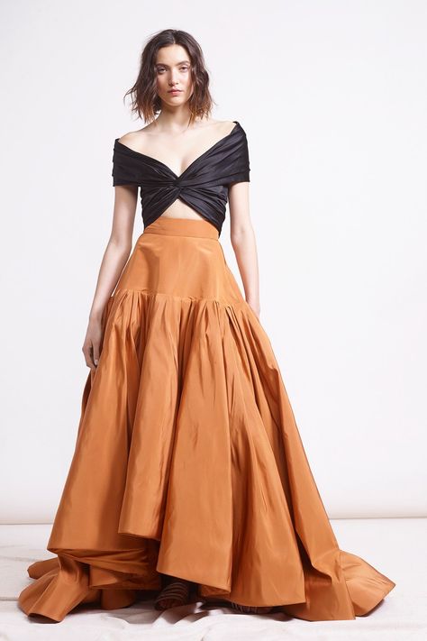 Reem Acra Pre-Fall 2018 collection, runway looks, beauty, models, and reviews. 1980s Fashion Trends, Kids Fashion Show, Reem Acra, Kids Fashion Dress, 2018 Fashion, 1980s Fashion, Outfits For Women, Wedding Fashion, Fashion Show Collection