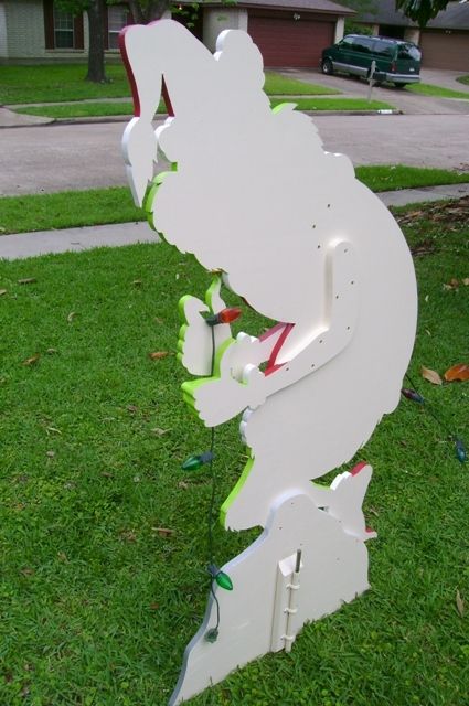 Grinch Cutouts Yard Art, Grinch Yard Decorations Diy, Outdoor Grinch Decorations, Diy Christmas Yard Art, Grinch Stealing Lights, Grinch Yard Decorations, Diy Yard Decor, Outside Christmas Decorations, Christmas Light Installation