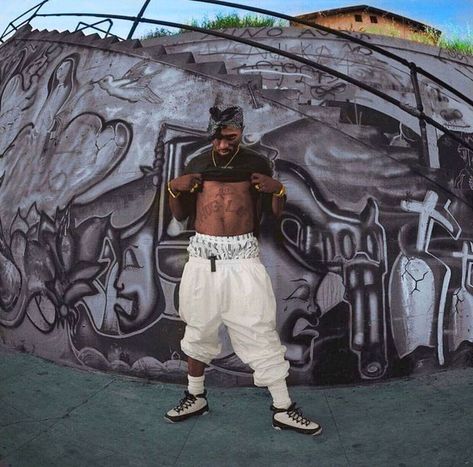 Pin by SouloRasta on The Goats | Tupac pictures, Tupac makaveli, Tupac 2pac Rare Photos, 2pac Style, Wallpaper Rap, Tupac Videos, 2pac Makaveli, Tupac Photos, Royal Home, 90s Rappers Aesthetic, Tupac Makaveli