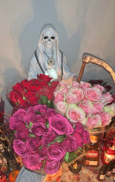 Pink Santa Muerte, Santa Muerte Wallpaper, Santa Muerte Altar, Santa Muerte Prayer, Hippie Goth, Quinceanera Dresses Gold, New Years Look, Witches Altar, Boxing Girl