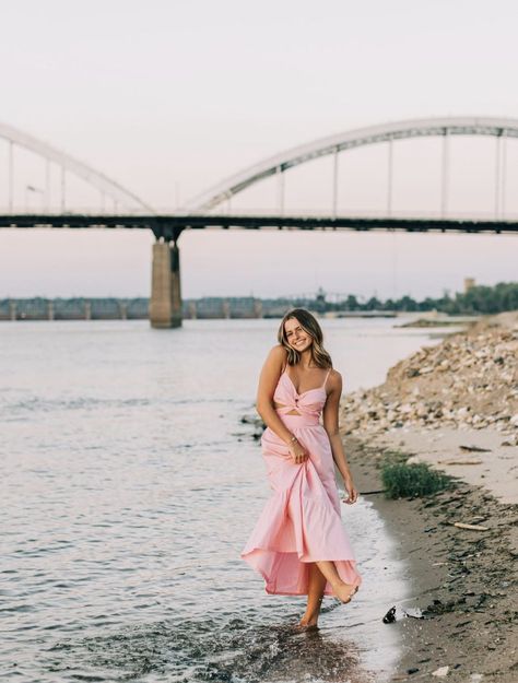 Long Dress Senior Pics, Senior Picture Ideas For Dancers, Skirt Senior Pictures, Fun Senior Picture Ideas, Princess Shoot, Pink Beach Dresses, Photography Job, Senior Pictures Dresses, Senior Sunday