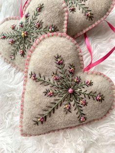 Sweet Christmas Tree, Decorating Windows, Wool Felt Projects, Felt Crafts Christmas, Felt Christmas Decorations, Felt Embroidery, Felt Heart, Felt Decorations, Sweet Christmas