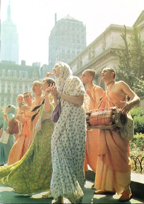 Hare Krishna Aesthetic, Iskcon Aesthetic, Krishna Core, Chanting Hare Krishna, Vrindavan Dham Images, Spiritual Art Soul, Fifth Avenue New York, Hindu Worship, Krishna Consciousness