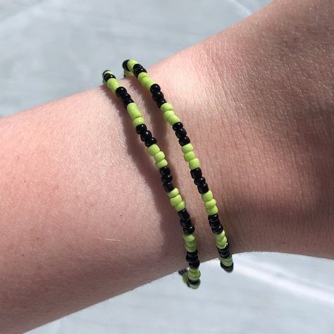 ♡ Green and black seed bead bracelets. Set of 2. ♡ Fits ~17 cm wrists. Second photo is shown for bead scale! ♡ Made with elastic string, so allows stretching, but please be gentle! ♡ NOT made in a pet-free household Green Beaded Bracelets For Men, Green And Black Bracelet, Green Seed Bead Bracelets, Tiny Bead Bracelet, Diy Earrings Easy, Purple Beaded Bracelets, Buat Pita, Diy Beaded Rings, Бисер Twin