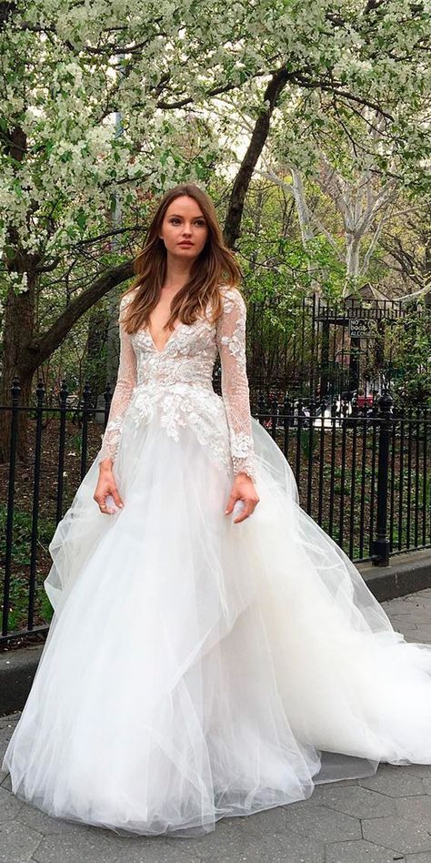 18 Beautiful Monique Lhuillier Wedding Dresses ❤ lace top ball gown with long sleeves and v neckline monique lhuillier wedding dresses ❤ Full gallery: https://weddingdressesguide.com/monique-lhuillier-wedding-dresses/ Wedding Dresses Lace Top, Simple Backyard Wedding, Bellas Wedding, Wedding Dress Ballgown, Popular Wedding Dress, Lace Top Wedding Dress, Gown With Long Sleeves, Wedding Dresses Fit, Monique Lhuillier Wedding Dress