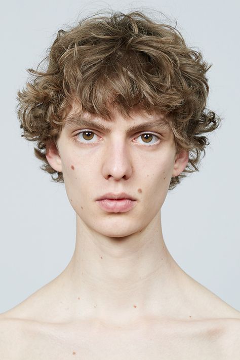 The 10 models that walked the most during Menswear Fashion Week | Vogue Paris Male Model Face Portraits, Interesting Faces Men, Unique Faces Men, Manwha Style, Male Model Portrait, Mens Portraits, Purple Characters, Darla Hood, Model Faces