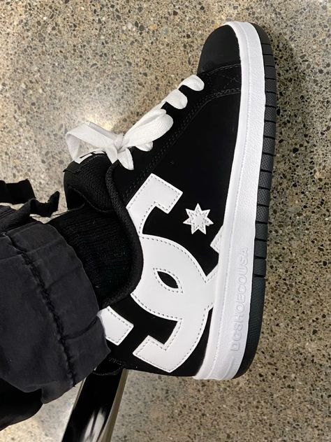 Dc Sneakers Outfit, Dc Shoes White, Dc Shoes Outfit Women, Dcs Shoes, Dc Shoes Aesthetic, Dc Shoes Outfit, White Dc Shoes, Black Dc Shoes, Dc Outfits