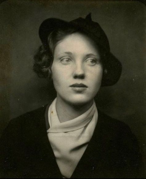 1930s Photography, 1930s Woman, 40s Hair, Lynda Barry, Vintage Photobooth, Abbott Elementary, Bright Room, Vintage Photo Booths, Photobooth Pictures