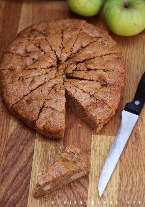 Whole wheat apple and cinnamon cake Whole Wheat Apple Cake, Apple Oat Cake, Whole Wheat Cake, Raisin Cake, Lemon And Coconut Cake, Apple And Cinnamon, Moist Carrot Cakes, Flourless Cake, Apple Cobbler