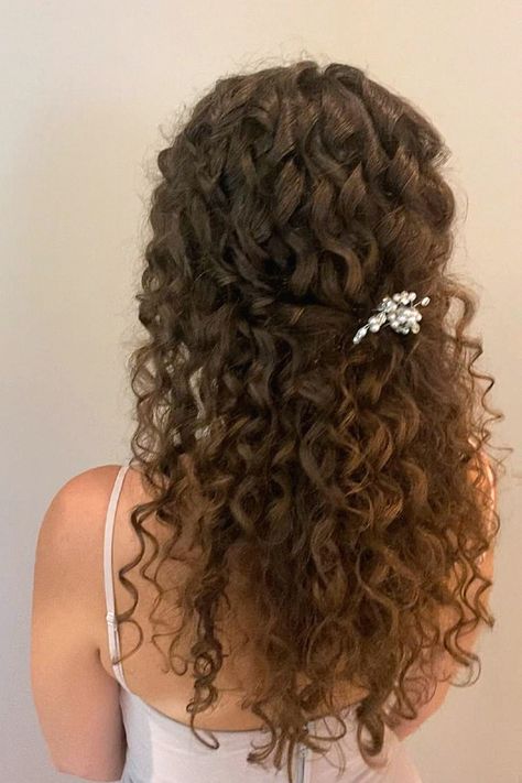 That curly wedding hair feels perfect for the bride-to-be with textured hair. I enjoy photographing this look for wedding day photos. Keep that to your hair ideas. Wedding Day Photos, Curly Wedding Hair, Bridal Hair Inspiration, Hairstyle Inspo, Wedding Hairstyle, Bridal Beauty, Chic Wedding, Textured Hair, Wedding Hair