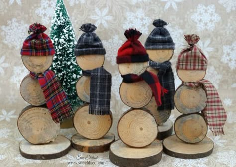 What to do with a basket of Wood Slices… This past summer, when my husband was trimming the old pine tree, I asked him to save a few logs from the branches. I wasn’t sure then what I wa… Wooden Snowmen, Wooden Christmas Crafts, Wood Slice Crafts, Christmas Crafts To Make, Diy Snowman, Shop Tools, Christmas Wood Crafts, Family Crafts, Snowman Crafts