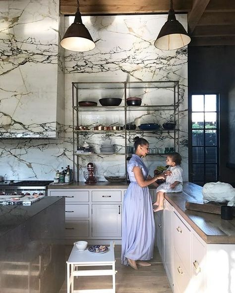 Leuk idee, die kast op het aanrecht Marble Range Hood, Denise Vasi, Classic Kitchen, Kitchen Cabinet Remodel, Gorgeous Kitchens, Kitchen Marble, Apartment Kitchen, Kitchen Remodel Small, Kitchen Remodel Idea