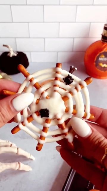 Amber | Grazin’ Through Life on Instagram: "Would you eat a spider web? 🕸🕷😳 Don’t worry, it’s all edible! Find out how to make your own, here 🖤 #halloweendrinks ainttooproudtocheese #spookyszn #drinks #halloween #foodie #todayfood #food52 #foodblogging #orlando #reels #halloweenreels #reelsviral #reelsvideos #trendingreels #reelslove #spiderweb #spiders #spider" Pretzel Spider Webs, Spider Eggs, Spider Net, Themed Food, Halloween Treats Easy, Halloween Drinks, Halloween Baby, Halloween Food, Halloween Spider