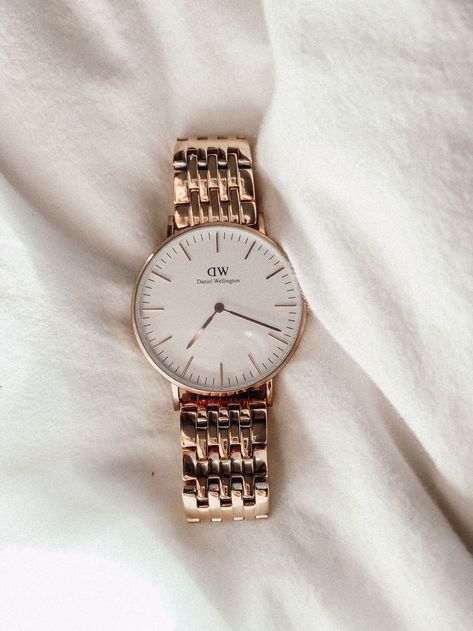 How To Style Watch With Bracelets, Gold Watch With Bracelets Women, Wedding Watch For Bride, Watch Gold Women's, Watch With Bracelets Women, Aesthetic Watches For Women, Classic Watches Women, Trendy Watches Women, Daniel Wellington Watch Women