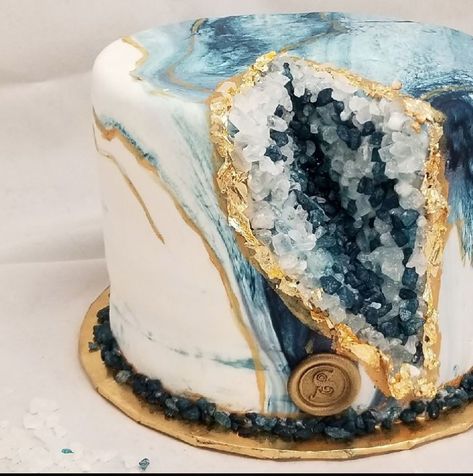 10 Mesmerizing Geode Cakes - Find Your Cake Inspiration Geode Cakes, 13 Birthday Cake, Geode Cake, Unique Birthday Cakes, Crystal Cake, Dessert Aux Fruits, Crazy Cakes, Dream Cake, Pretty Birthday Cakes