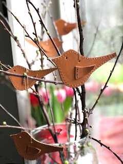 Marja's Leer Atelier: Vogeltjes van leer Handmade Leather Jewelry, Diy Leather Projects, Noel Diy, Kids Create, Crafty Kids, Holiday Crafts Christmas, New Years Decorations, Leather Projects, Xmas Ornaments