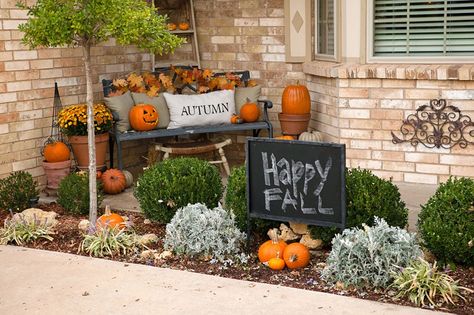 chalkboard sign great for parties Driveway Decorations, Outside Fall Decorations Front Yards, Hay Bale Fall Decor, Outside Fall Decorations, Autumn Porch, Fall Decor Signs, Fall Yard Decor, Fall Landscaping, Fall Outdoors