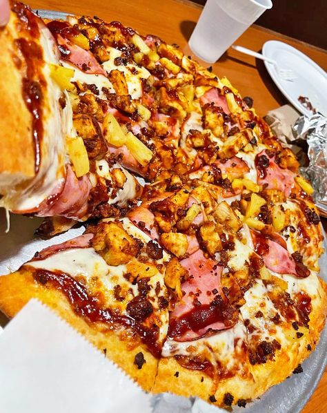 🍍 Our Hawaiian BBQ pizza is bursting with flavor! 🤤 Do you want to try it? 🙋‍♀️ Made with BBQ sauce, Canadian bacon, pineapple, BBQ chicken & chorizo with jalapenos available on request. #PizzaManDans. 🍕🌴🌊 Fast Delivery 🚀 Call (805) 658-6666 📸 Crystal M. on Yelp 🍺 We deliver beer and wine too! 🍷 📱 (805) 658-6666 (1-Phone Number) 🌐 www.pizzamandans.com 📍 #Ventura, #Oxnard, #Moorpark, #Camarillo, #Carpinteria, #PortHueneme, #SantaPaula Pineapple Bbq Chicken, Bbq Pineapple Chicken, Food Dates, Bacon Pineapple, Chicken Chorizo, Hawaiian Bbq, Pineapple Pizza, Bbq Pizza, Beer And Wine