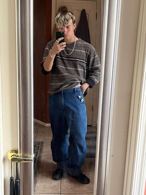 Outfit. men’s style. skater. Skater style. streetwear. fit ideas. outfit ideas. vintage. thrifted. lol idk what else to put Old Nike, Skater Fits, Old Nikes, Outfit Ideas Vintage, Skater Fit, Ideas Vintage, Ideas Outfit, Fit Ideas, Skater Style