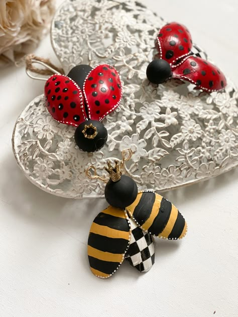 Plastic Spoon Art, Rustic Wall Decor Diy, Bumble Bee Decorations, Bumble Bee Craft, Bee Hive Craft, Plastic Spoon Crafts, Spoon Craft, Honey Bee Decor, Ladybug Crafts