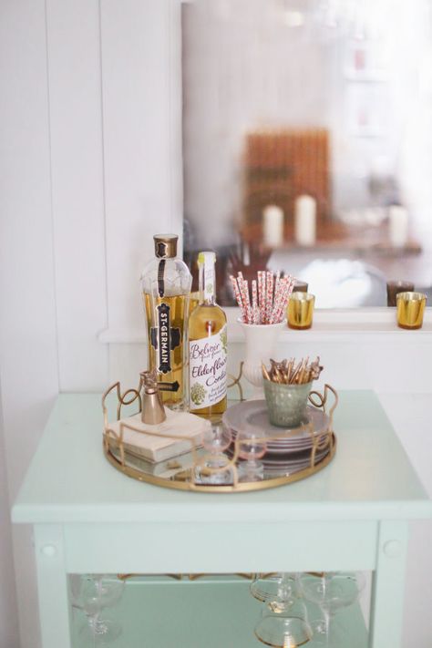 Bar Tray Styling, Creative Office Space, Gold Bar Cart, Outside Bars, Bar Tray, Bar Inspiration, Bar Cart Styling, Small Bar, Drinks Tray