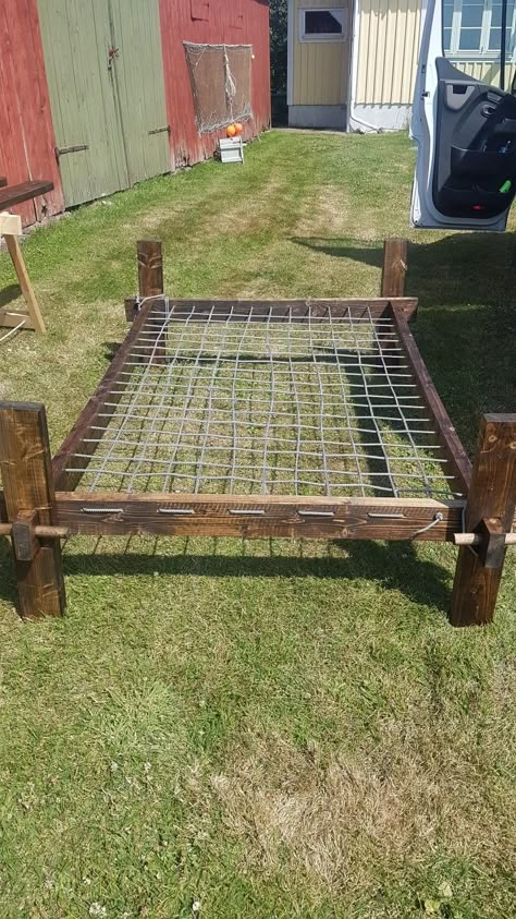 Viking Camp Furniture, Viking Homestead, Medieval Bed, Rope Bed, Viking Bed, Viking Crafts, Viking Camp, Viking Village, Tent Living