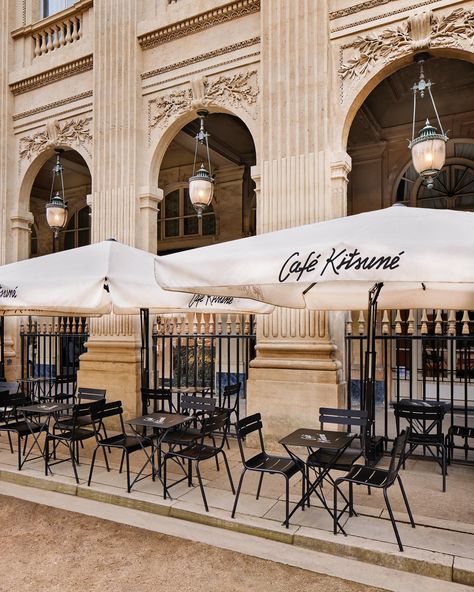 In Paris, new coffee shops founded by passionated baristas are popping up all over the city, to the delight of its coffee lovers whose choices had previously been had limited to little more than an espresso at the bar and coffee-shop industrial chains. Swipe left to discover a few spots that will be music to the ears of enthusiasts, and head to the link in our bio for more options À Paris, les coffee shops fondés par des baristas passionnés fleurissent pour les amateurs de (bon) cafés. Une b... Coffee Shop Paris, Coffee In Paris, Coffee Shops, Coffee Lovers, The Bar, Coffee Lover, Coffee Shop, Espresso, Pop Up