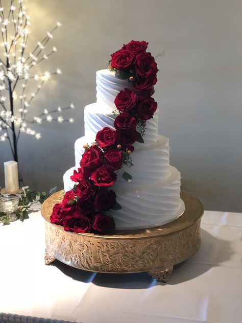 Maroon Wedding Cake, Black And Red Wedding Cake, Red Rose Centerpiece Wedding, Red And White Wedding Cake, Wedding Cake With Red Roses, Cake With Red Roses, Cake Table Wedding, Red Rose Wedding Cake, Bridal Cakes