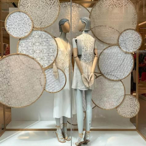 Mannequin Mall USA (@mannequin_mall) • Instagram-foto's en -video's Winter Window Display, Display Board Ideas, Boutique Window Displays, Space Window, Retail Shop Design, Boutique Interiors, Visual Merchandising Fashion, Faux Stone Walls, Window Inspiration