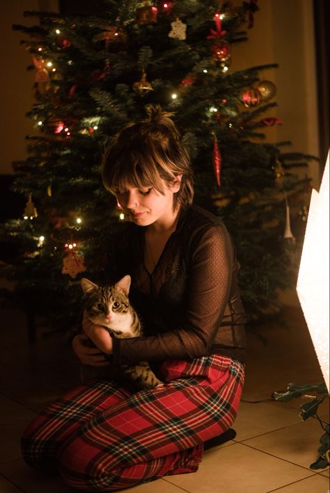 Family Christmas Pictures With Cat, At Home Holiday Photoshoot, Cat Christmas Photoshoot Ideas, Cat Christmas Photoshoot, Sitting In Front Of Christmas Tree Poses, Christmas Card Photo With Cat, Christmas Photo With Cat, Cat Christmas Cards Photo Ideas, Christmas Cat Photos