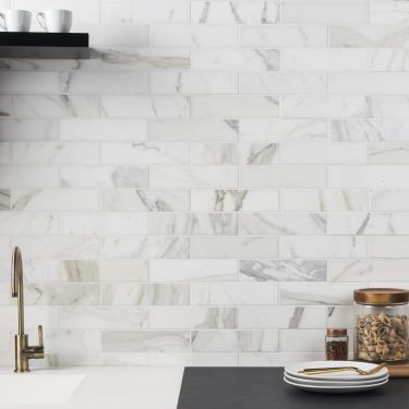 Marble Brick Backsplash, White Marble Kitchen Tiles, 2 X 8 Subway Tile Backsplash, Calacatta Backsplash Kitchen, Kitchen Backsplash With White Quartz, Backsplash With Calacatta Gold Quartz, Kitchen Backsplash With White Cabinets Tile, Backsplash With Marble Countertops, White Kitchen With Backsplash